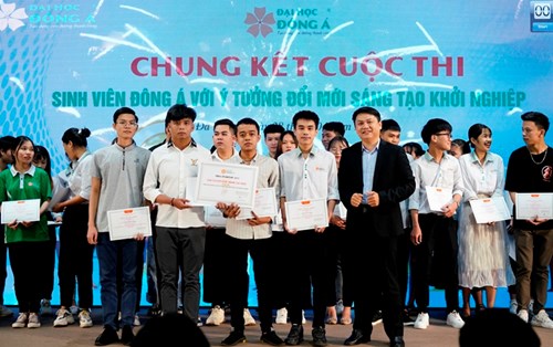 Sinh viên CNTT tham gia hỗ trợ kỹ thuật và tư vấn các dự án khởi nghiệp của nhà trường