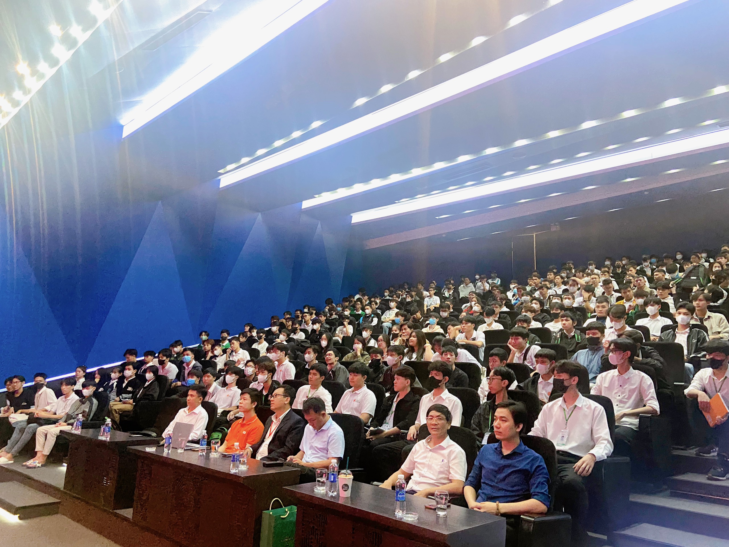Hơn 300 tân sinh viên khoa Công nghệ thông tin Đại học Đông Á kiến tập tại FPT Đà Nẵng
