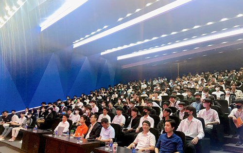 Hơn 300 tân sinh viên khoa Công nghệ thông tin Đại học Đông Á kiến tập tại FPT Đà Nẵng