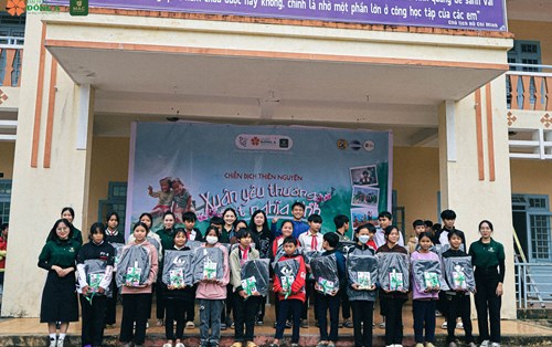 Sinh viên ĐH Đông Á mang “Xuân yêu thương" 2023 đến với học sinh khó khăn Quảng Nam