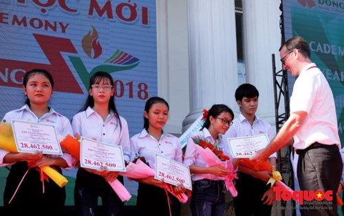  Gần 5 tỷ đồng trao cho tân sinh viên trong lễ khai giảng